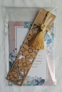 Pedagógusnapi ajándékcsomag – idézetes képeslap és fa könyvjelző bojttal