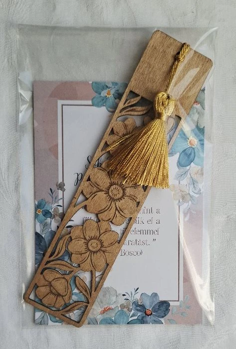 Pedagógusnapi ajándékcsomag – idézetes képeslap és fa könyvjelző bojttal